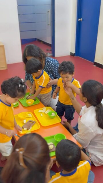 Because everything is a little more exciting when you get to explore it with Mamma. 🤍

From slicing bananas to feeling, smelling and splashing with citrus fruits, our little ones had the sweetest sensory adventure! 🍌🍊🍋
.
.
.
(sensory play, sensory exploration, sensory activity, early learning, learning through play, hands-on learning, toddler activities, mommy class, little explorers, curious minds, childhood exploration, play based learning, experiential learning, preschool activities)