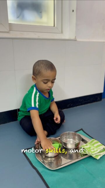 Learning to do things independently starts with the little things! Through squeezing, transferring, and exploring, our little learners develop essential life skills one activity at a time. 🌱
.
.
.
(Sponge squeezing activity, life skills, practical life activities, fine motor development, hand-eye coordination, preschool activities, learning through play, early childhood development, independent learning, hands-on learning, preschool learning, Elemenopy preschool)